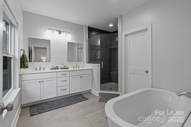 Building Photo - 122 Rutan Ct