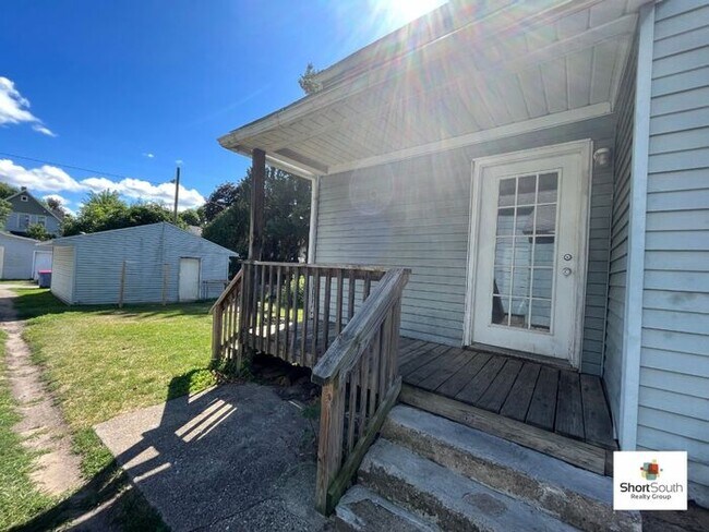 Building Photo - 6 bed 2 bath Single Family Home