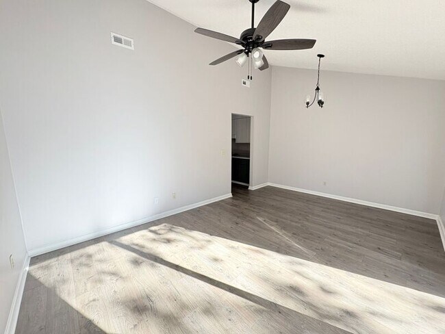 Building Photo - 212 Pelican Ln