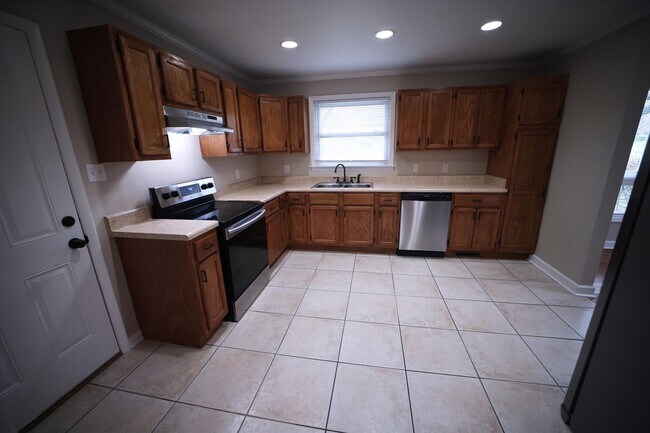 Building Photo - Charming Single-Story Home on a Spacious L...