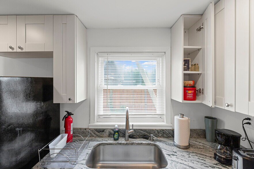 Building Photo - 1003 W 38th St