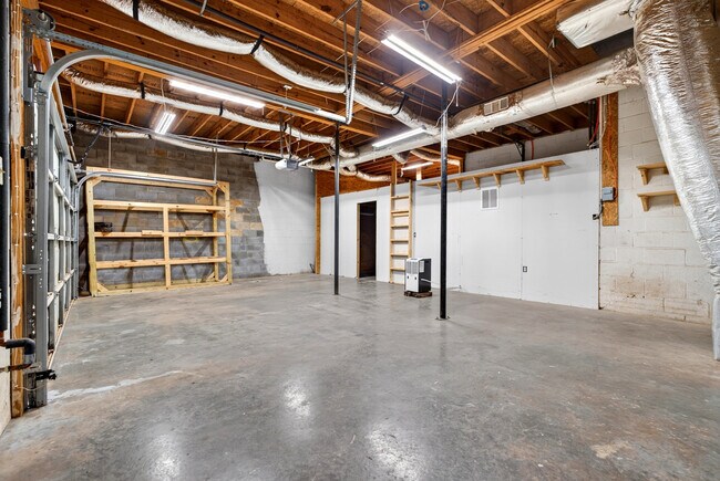 Building Photo - 3364 N Henderson Way
