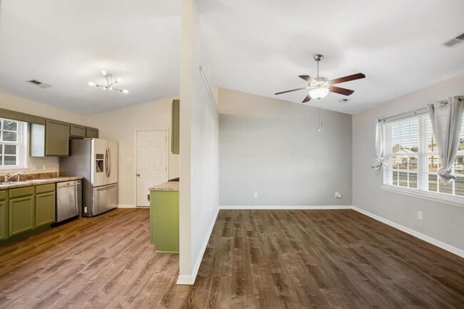 Building Photo - Adorable Richlands Home!