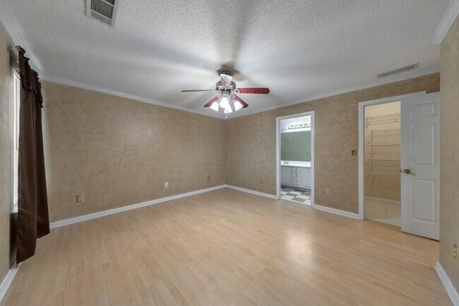 Building Photo - 2025 Baramore Oaks Dr