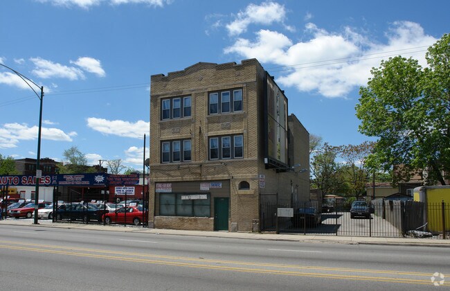 Building Photo - 1048 N Cicero Ave