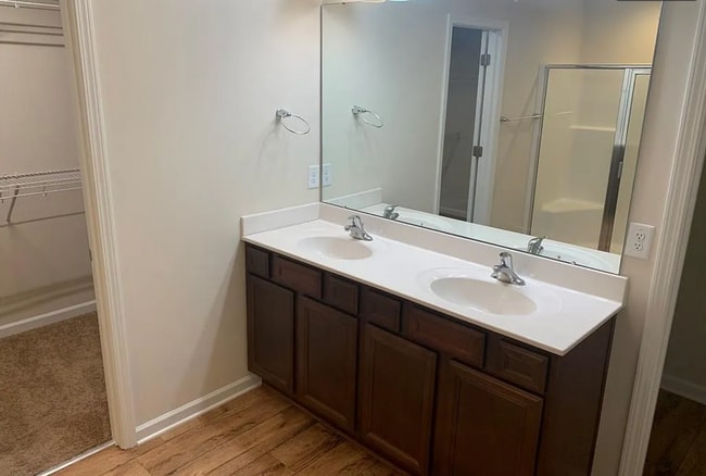 Building Photo - Spacious 5 Bedroom, 3 bath home in Greensb...