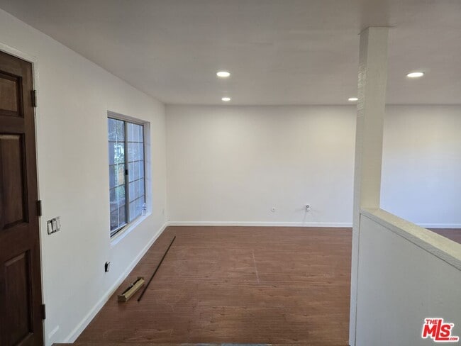 Building Photo - 10123 Hanna Ave