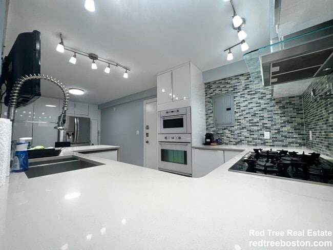 Building Photo - 57 Broadlawn Park