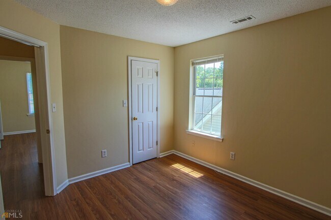 Building Photo - 619 W Manor