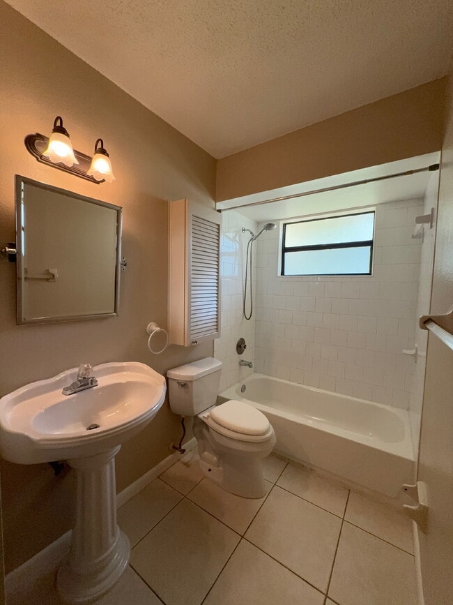 Building Photo - Cozy 2 bedroom duplex with screened patio