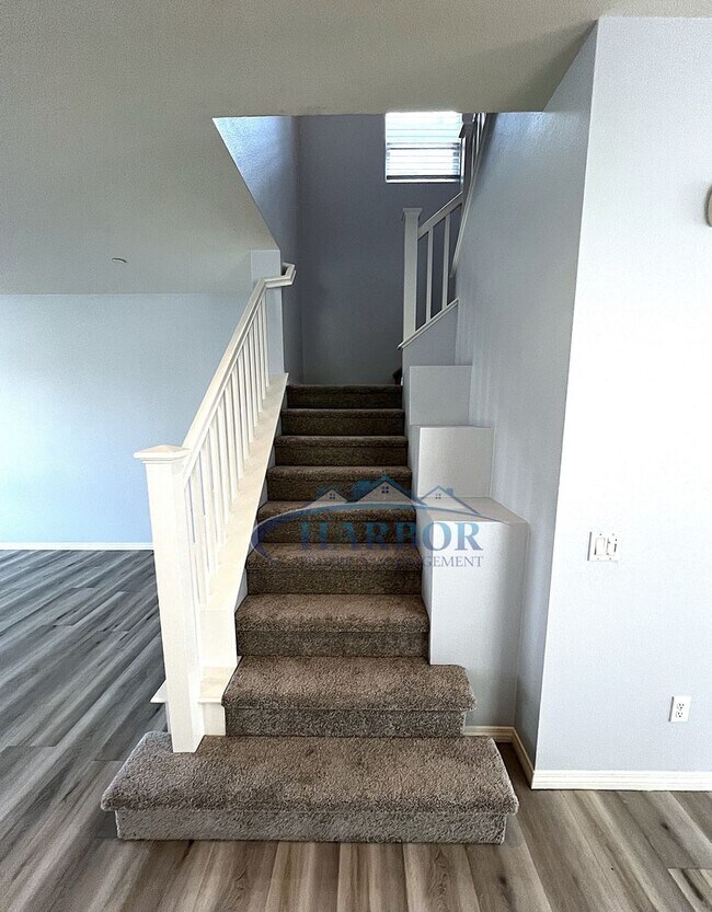 Building Photo - Elegant 3-Story, 4-Bedroom, 3-Bath Condo