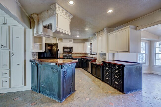 Building Photo - 4 bed 3 bath home!
