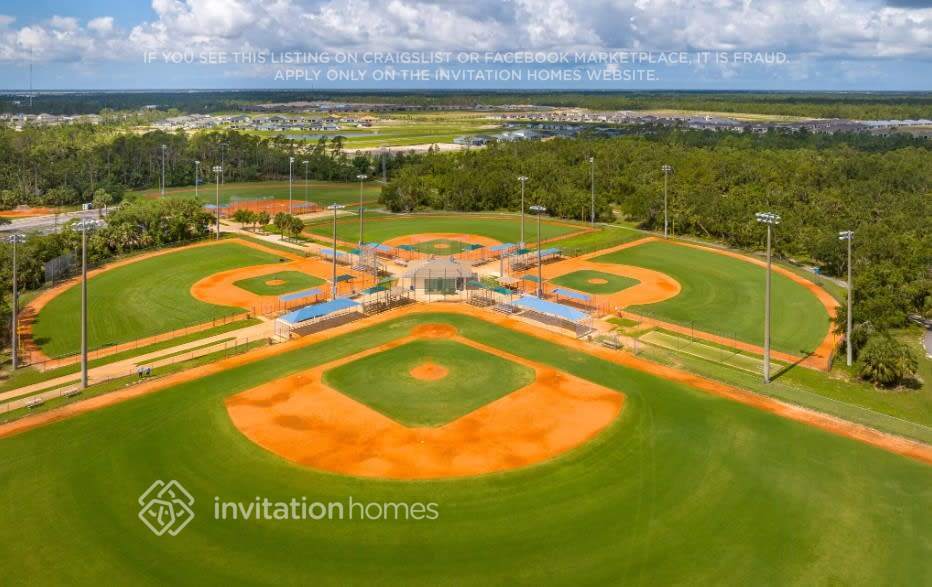 Building Photo - 2011 E Landings Wy