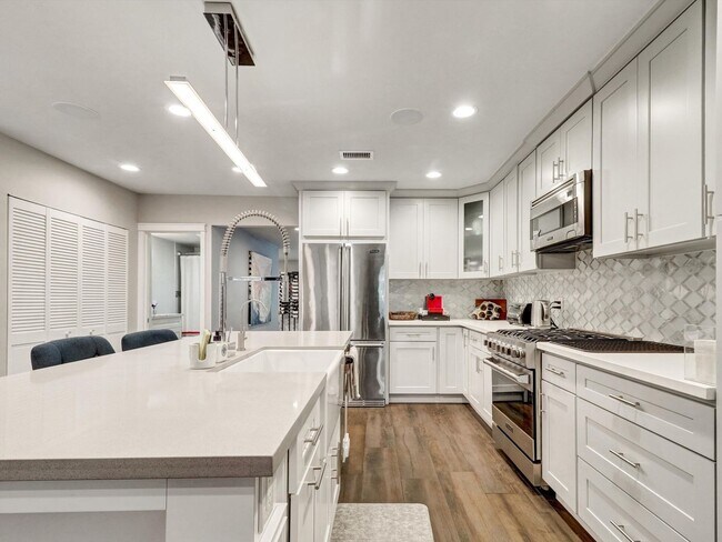 Building Photo - 5437 Coolidge Ave