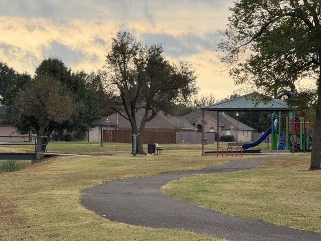 Building Photo - 2 bed duplex in Mustang, fenced yard, laun...