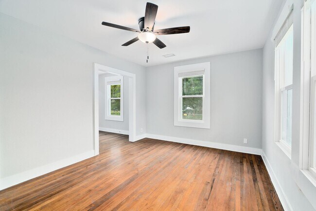 Building Photo - Stylish Lowcountry Comfort Near the Heart of North Charleston!