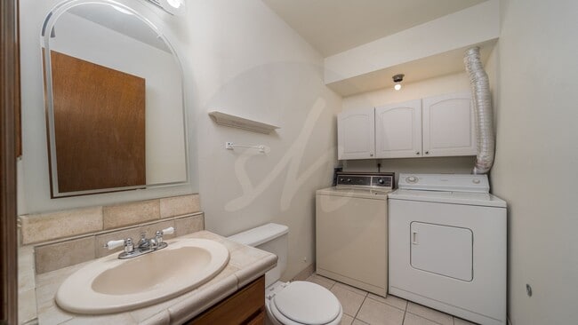 Building Photo - End unit 3 bedroom townhome near Ute Valle...
