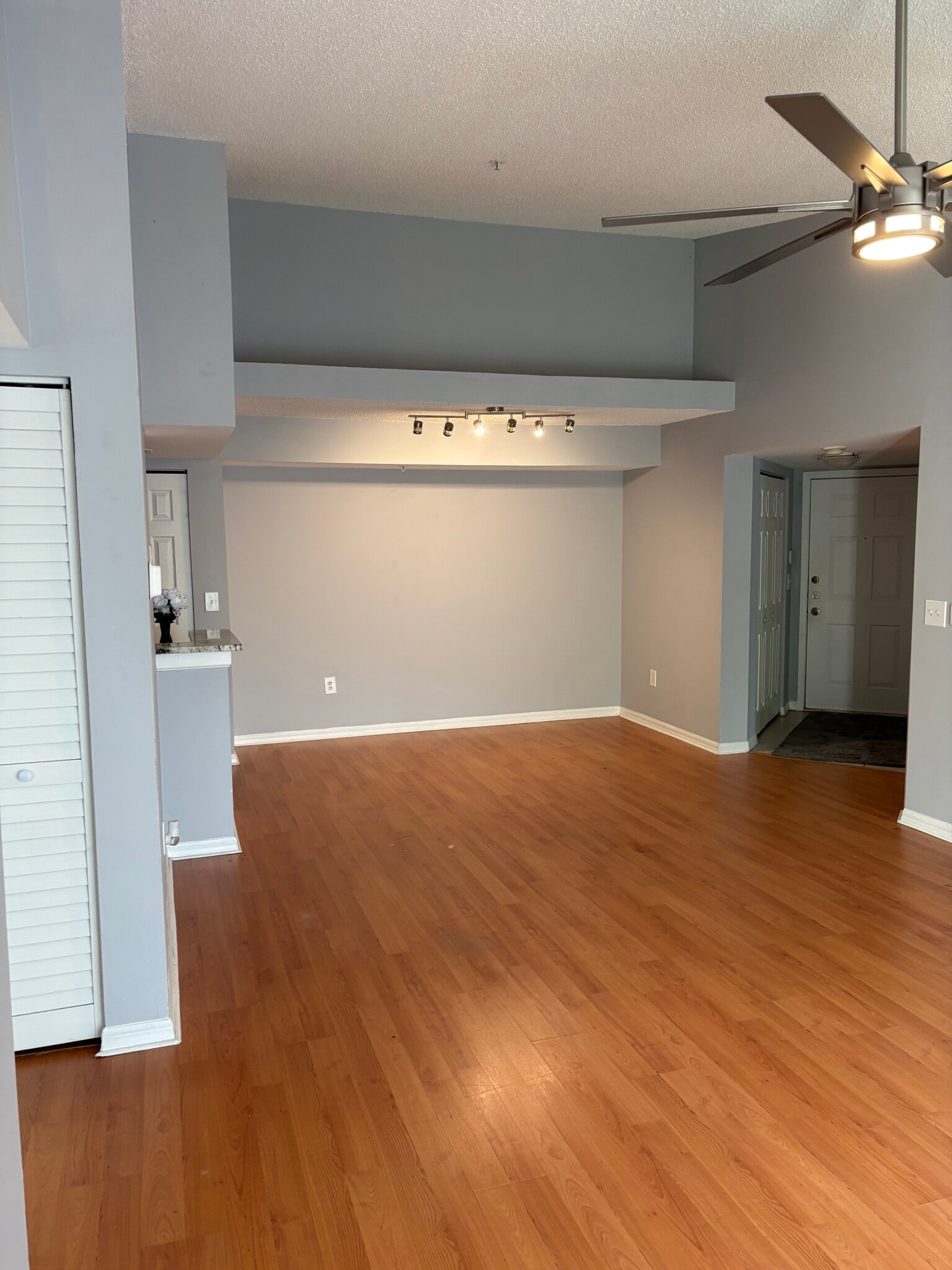 Building Photo - 900 Crestwood Ct S