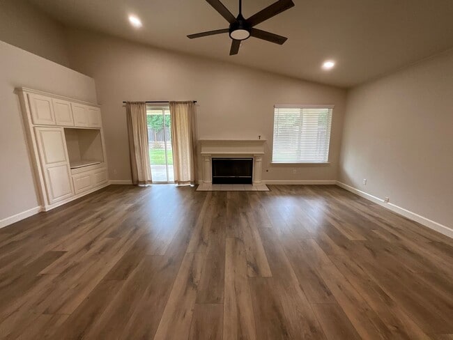 Building Photo - Updated Home In Established Northeast Fresno Neighborhood. Clovis Unified Schools!