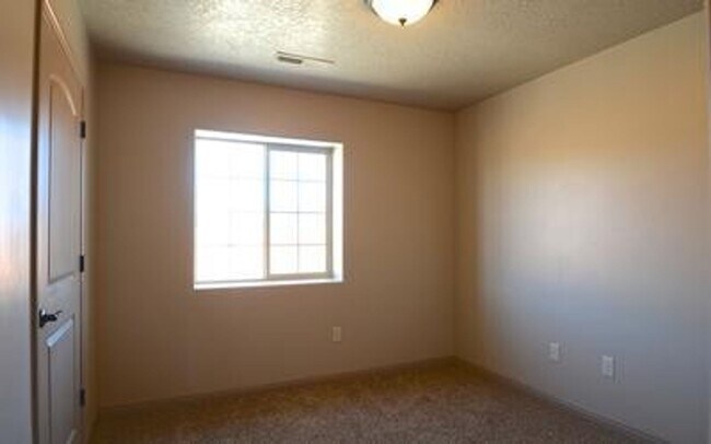 Building Photo - Charming 3 bedroom Townhome. 2 Community P...
