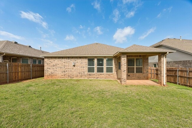 Building Photo - 3 bedroom 2 bath near Paycom!