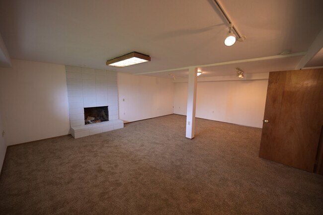 Building Photo - 4 bed, 2 bath, split level home in Sequim,...