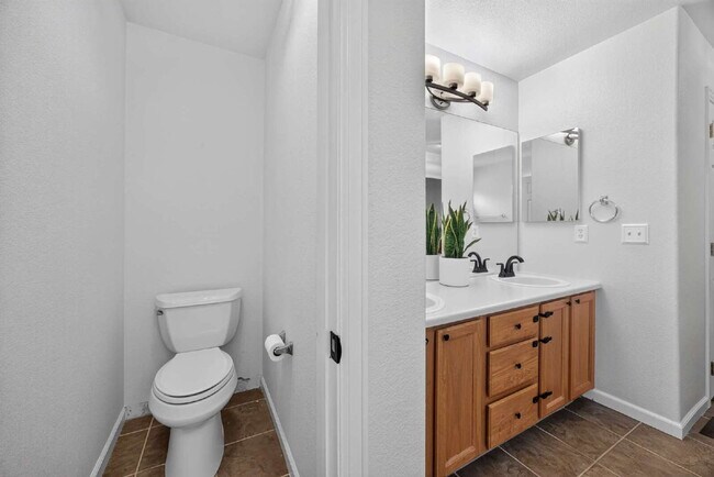 Building Photo - Spacious 4 Bed, 3 Bath Home in the Heart Of Parker, Colorado!