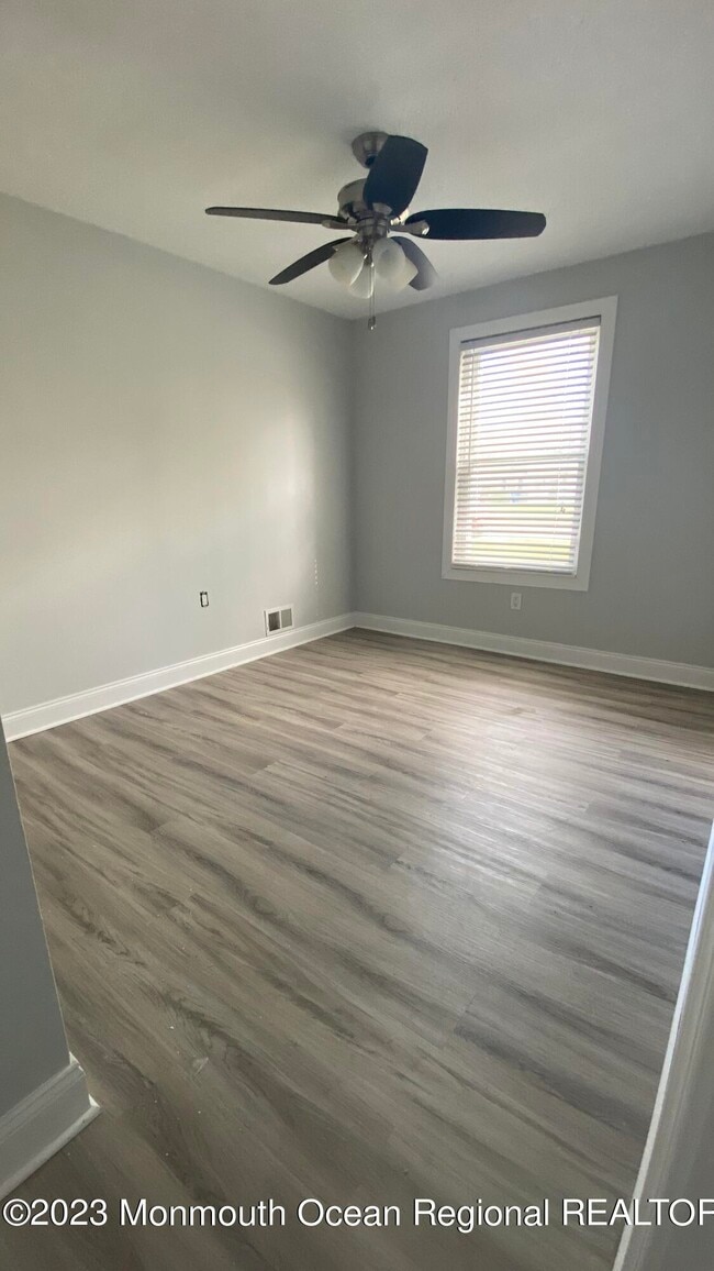 Building Photo - 120 Oak Hill Dr