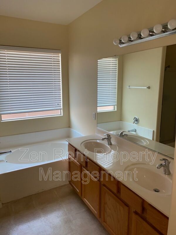 Building Photo - 4569 E Sundance Ave