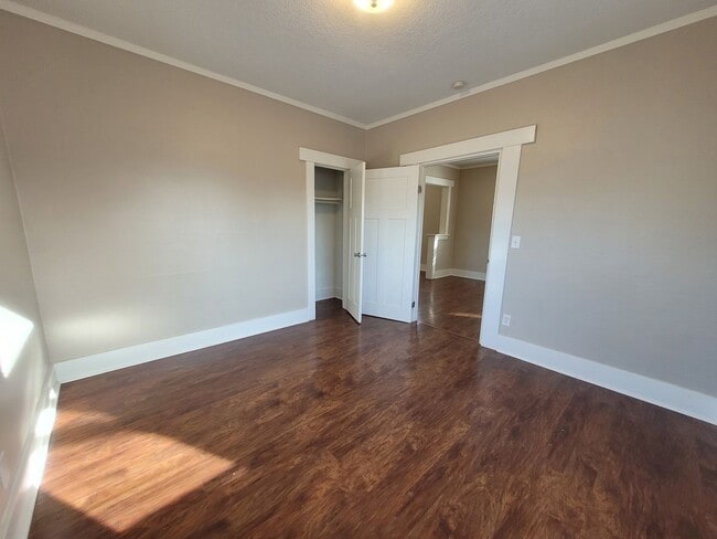 Building Photo - 2 Bedroom, 1 Bathroom Home with Detached Garage!