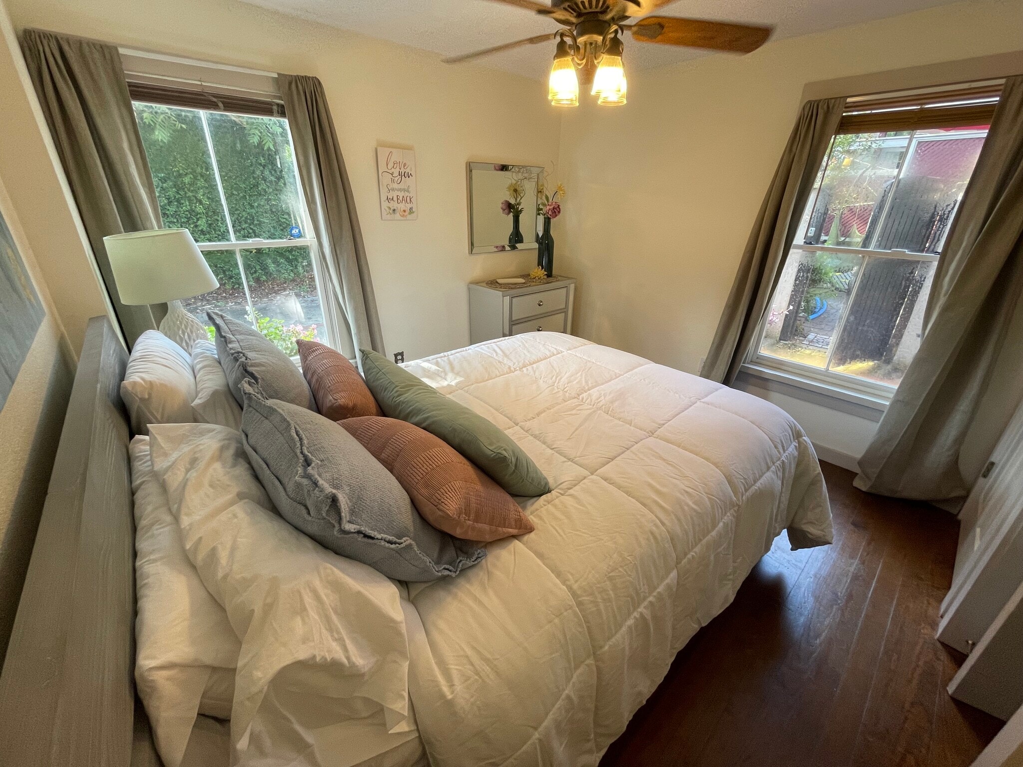1st fl Queen Bedroom - 541 E Jones Ln