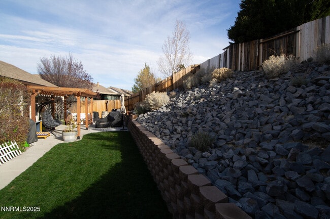 Building Photo - 1056 Crown View Dr