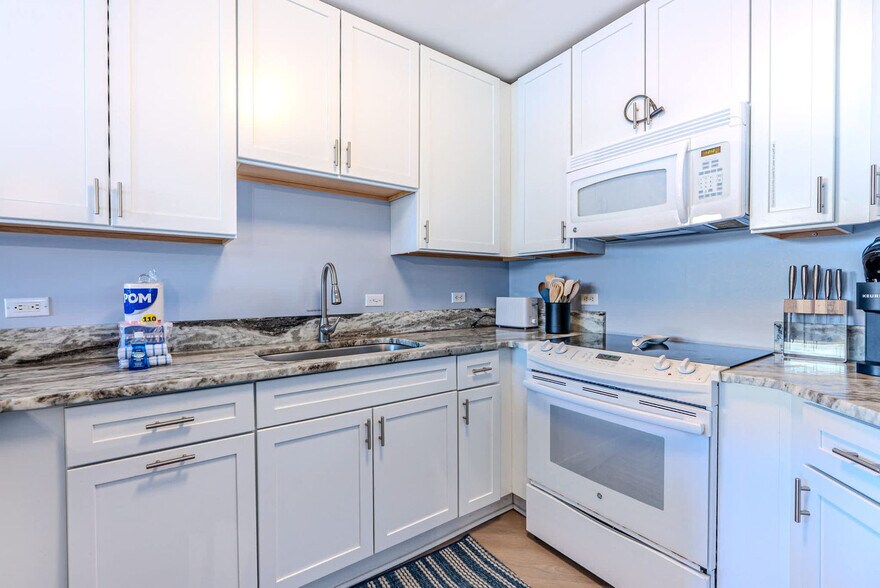 Building Photo - 10 N Forest Beach Dr