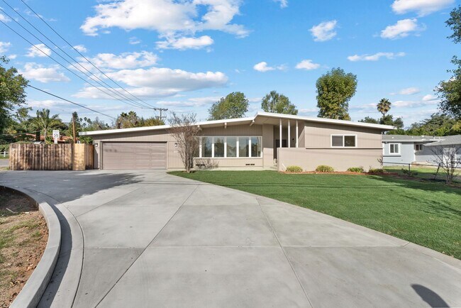 Building Photo - RV/trailer parking