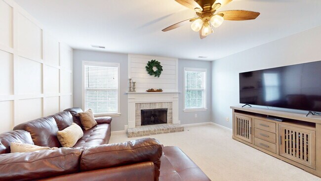 Building Photo - 2259 Dewey Dr
