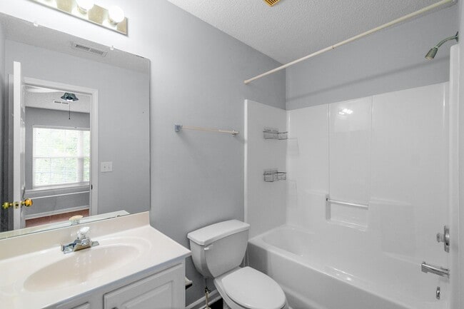Building Photo - Charming 2-Bedroom Townhome in Prime Locat...