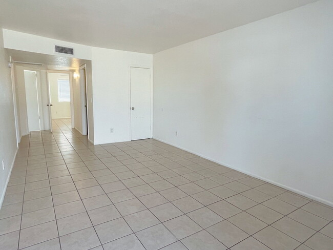Building Photo - 2061 S Apache Dr