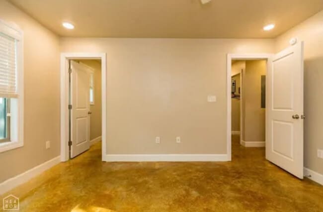 Building Photo - 208 Maple St