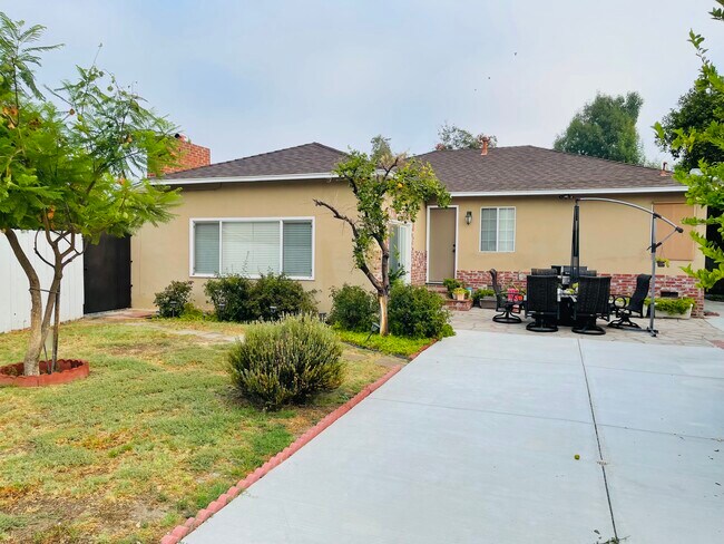 Building Photo - 7236 Oakdale Ave