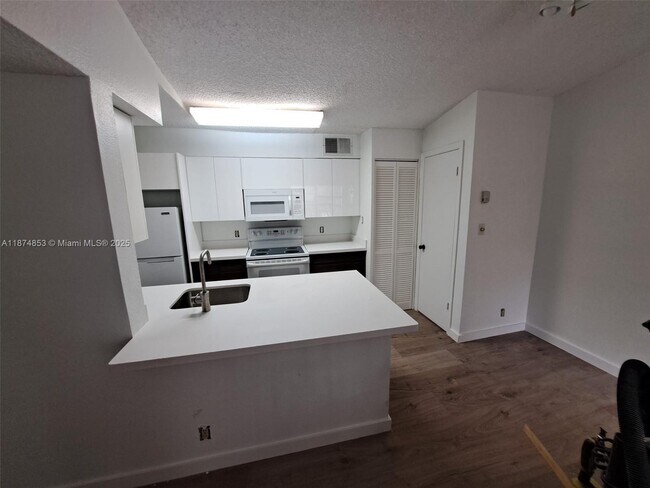 Primary Photo - 2946 S University Dr
