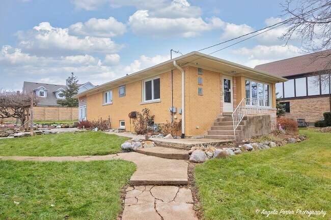 Building Photo - 40 Pine Tree Row