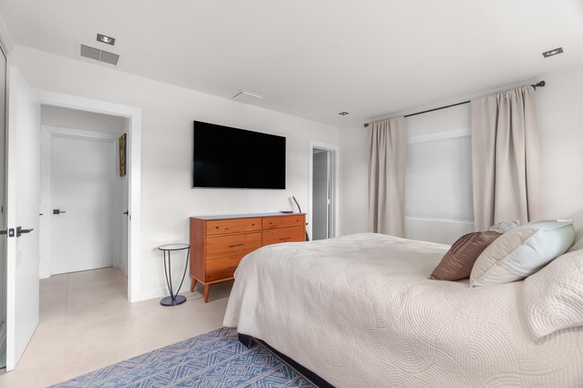 Building Photo - 273 Tropic Dr