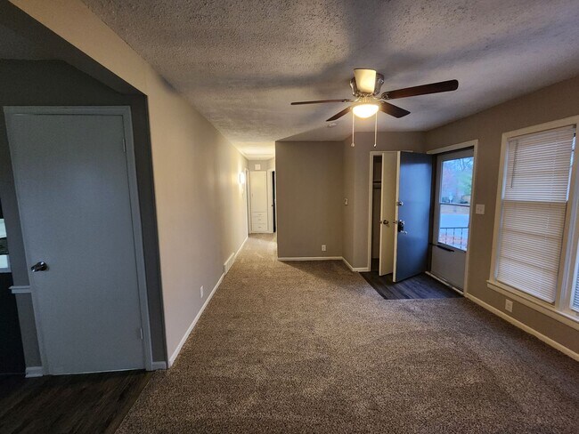 Building Photo - AVAILABLE NOW! Liberty Home 3 Bed 2 Bath 2...
