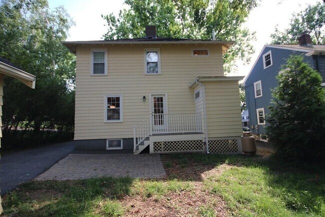 Building Photo - 30 Farmcrest Ave