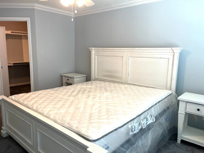 Building Photo - Remodeled 2 Bedroom, 2 Bath Furnished Cond...