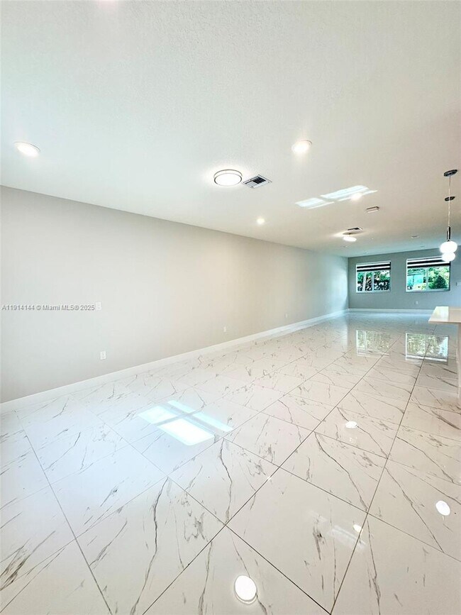 Building Photo - 10410 NW 67th St