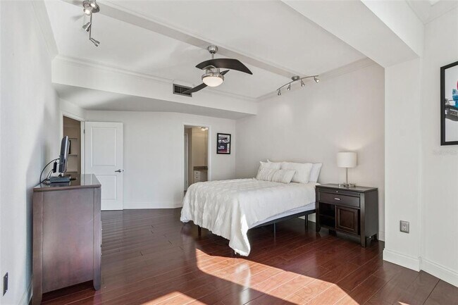 Building Photo - 1 Beach Dr SE