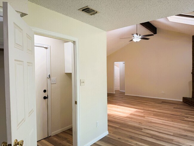 Building Photo - Awesome Freshly Renovated Arlington Home
