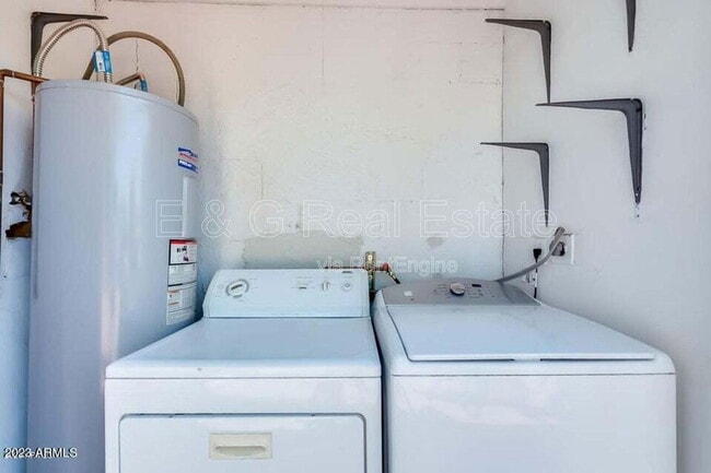 Building Photo - 525 N May