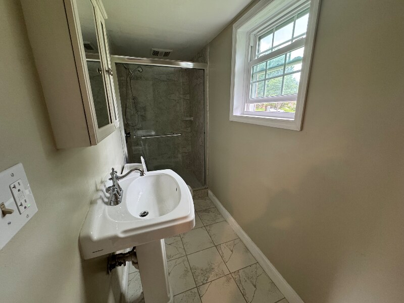Building Photo - 11943 Birchview Dr